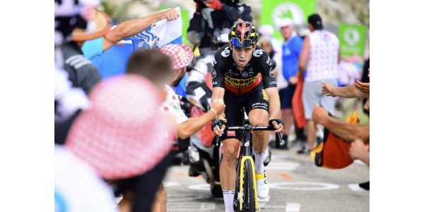 Wout van Aert gewinnt solo